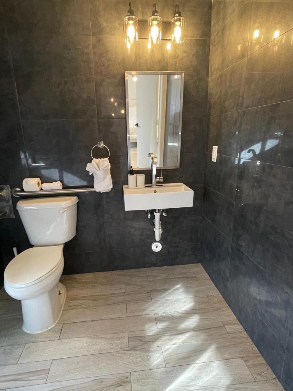 Standard Suite,1620603061:JPEG